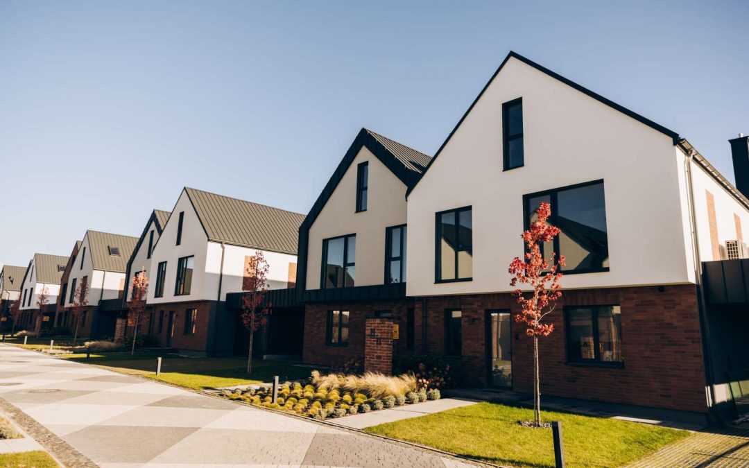 modern-suburban-townhouses-lining-a-street-on-sunn